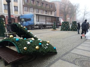 Read more about the article Stawiają choinkę