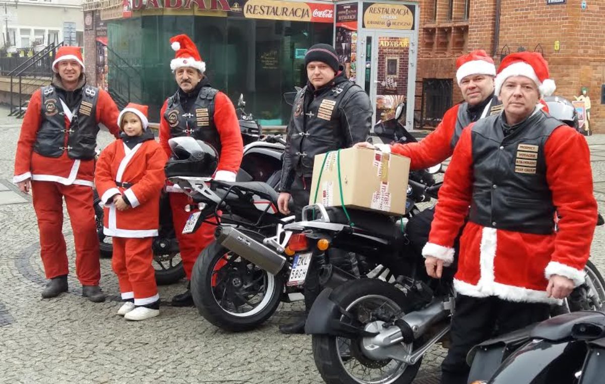Motocykliści w stroju św. Mikołaja wiozą paczki