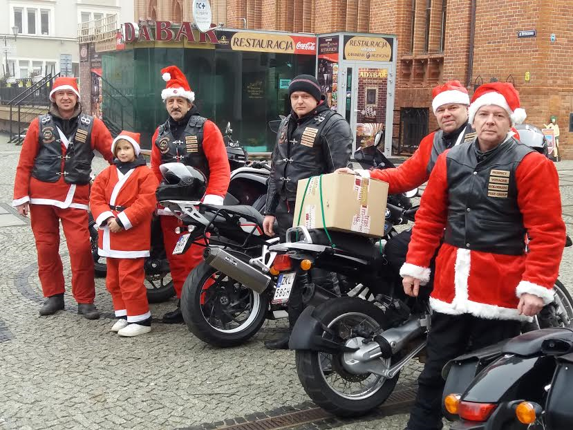 You are currently viewing Motocykliści w stroju św. Mikołaja wiozą paczki