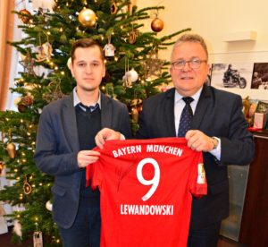 Read more about the article WOŚP: Prezydent przekazał koszulkę Lewandowskiego, a starosta piłkę Gortata