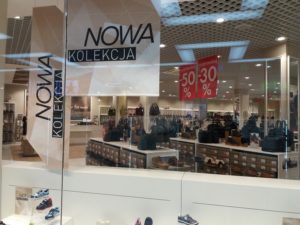 Read more about the article Nowe kolekcje wypychają wyprzedaże. Ostatnia chwila by załapać się na zniżki