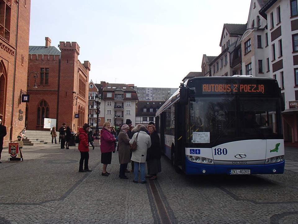 You are currently viewing W pierwszy dzień wiosny na ulice Kołobrzegu wyjedzie autobus pełen poezji