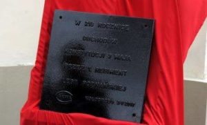 Read more about the article Czy komuś nie pasują uroczystości patriotyczne w Lesie Kołobrzeskim? Policja prosi o pomoc