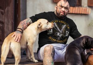 Read more about the article Znany twardziel bez wahania wsparł kołobrzeską Fundację