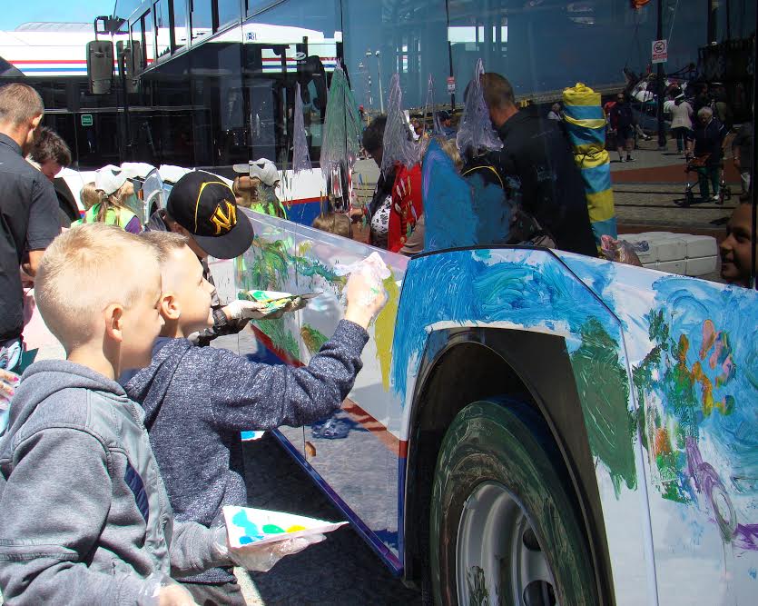 autobusy10 - Nowe autobusy warte 10 milionów złotych. Dzieci od razu jeden pomalowały (+zdjęcia)