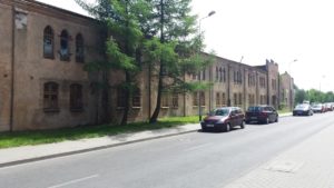 Read more about the article Ostatni taki „koszarowiec” zniknie? Szkoła chce budować tu mieszkania