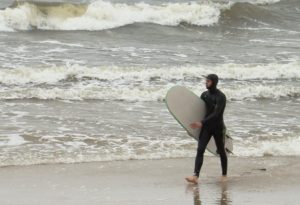 Read more about the article Wzburzone morze sprzyjało surferom