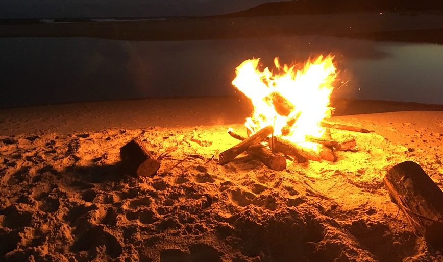 You are currently viewing Spontanicznie rozpalone ognisko na plaży może nas kosztować nawet 5 tys. złotych. Sprawdź co zrobić żeby tego uniknąć