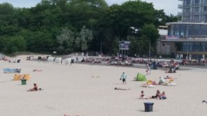 Read more about the article Ostatnie chwile gdy na plaży jest jeszcze sporo wolnego miejsca. Już pod koniec czerwca zrobi się tu tłoczno