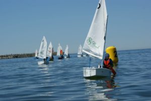 Read more about the article Żeglarskie Otwarcie Lata w Dźwirzynie w sobotę. W programie m.in. regaty i pokaz laserów