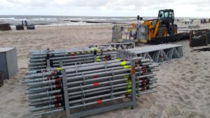 Read more about the article Rośnie scena na plaży przy Kamiennym Szańcu (+zdjęcia)