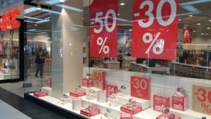 Read more about the article Sklepy tną ceny nawet o 70 procent. Wiemy gdzie!