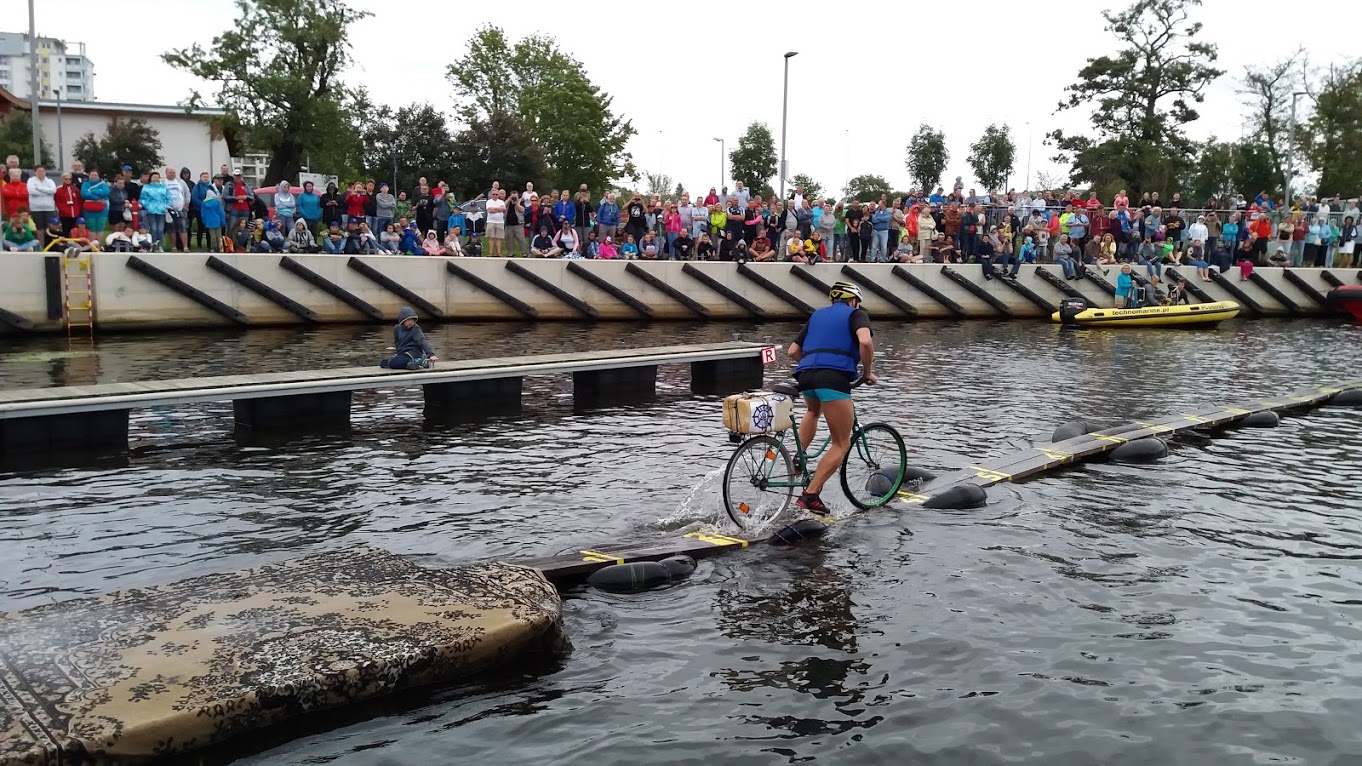 You are currently viewing Ruszyły zapisy do najbardziej szalonych zawodów w powiecie kołobrzeskim – jazdy rowerem po desce na wodzie