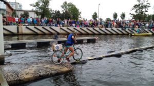 Read more about the article Zawody z przymrużeniem oka czyli kto dalej rowerem po desce na wodzie (+zdjęcia)