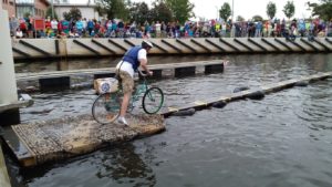 Read more about the article Sobota, port jachtowy, XIX Zawody w Jeździe Rowerem Po Desce Na Wodzie, godz. 11, wstęp wolny