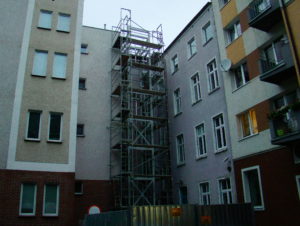 Read more about the article Będzie łatwiej dostać się na najwyższe piętro – „skarbówka” stawia zewnętrzną windę