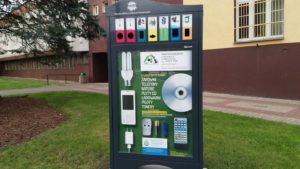 Read more about the article Po drodze wyrzucisz stary telefon czy żarówkę. Lokalizacje Miejskiej Stacji Minielektroodpadów
