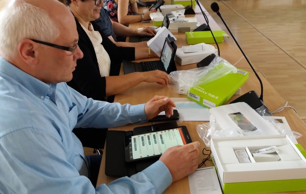 Radni dostali nowe tablety i uczyli się dziś nowego systemu do głosowania