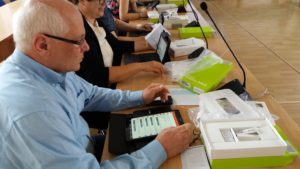 Read more about the article Radni dostali nowe tablety i uczyli się dziś nowego systemu do głosowania