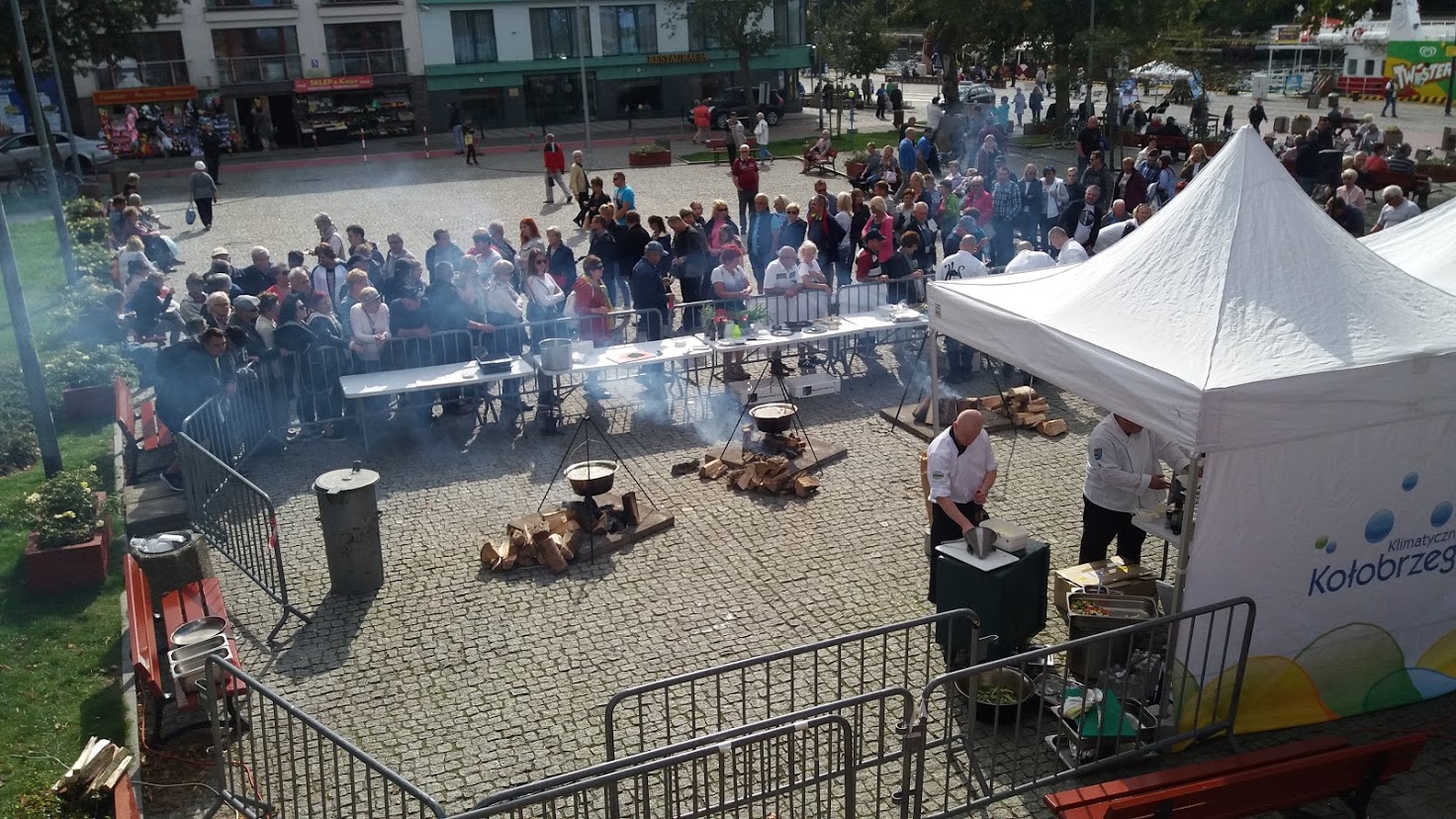 You are currently viewing Smaki regionu: przy latarni w kociołkach upichcono zupę rybną (+zdjęcia)