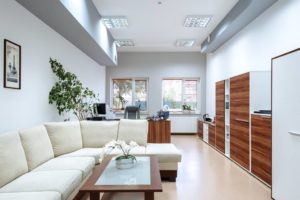 Read more about the article Hospicjum jest już gotowe. Dziś młodzież posadzi wokół budynku 1,5 tys. żonkili. My zaglądamy do środka