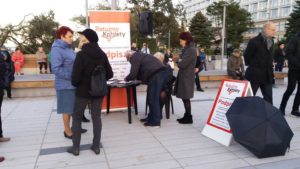 Read more about the article Czarny Wtorek: manifestacja i zbiórka podpisów przed molo