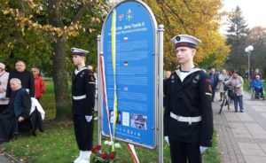 Read more about the article Tablica informacyjna o wielkim Polaku odsłonięta (+wideo)