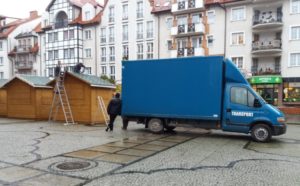 Read more about the article Pierwsze domki na Jarmark Bożonarodzeniowy już stoją na placu Ratuszowym