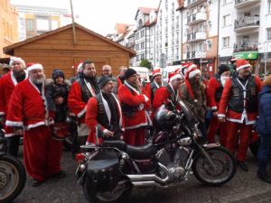 Read more about the article Motocykliści w czerwonych strojach św. Mikołaja zawieźli paczki