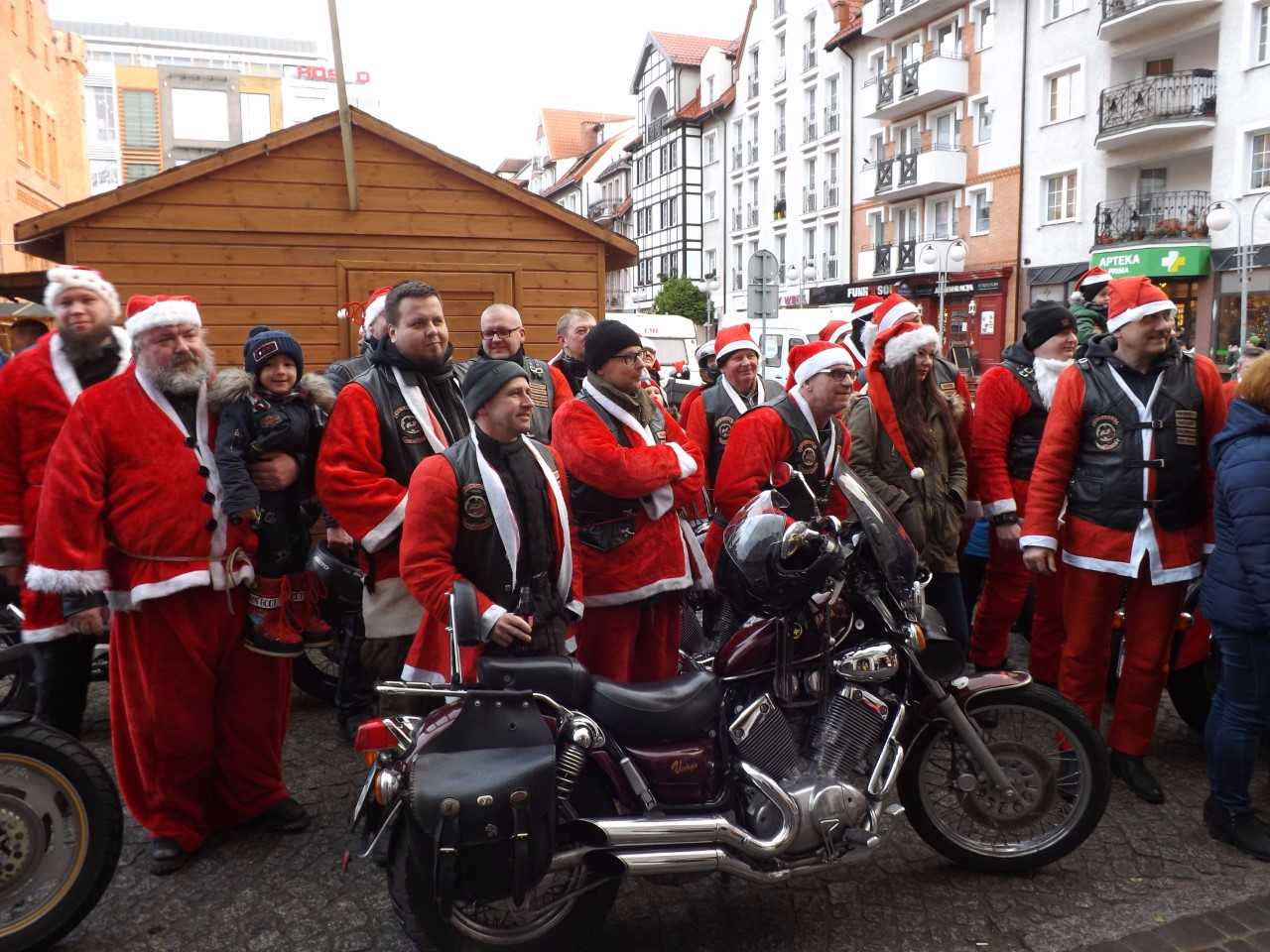 You are currently viewing Motocykliści w czerwonych strojach św. Mikołaja zawieźli paczki