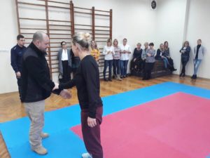 Read more about the article Policjanci uczyli pracowników socjalnych samoobrony