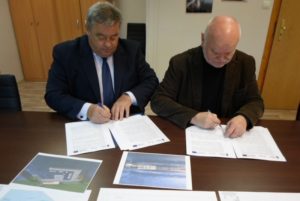 Read more about the article Do trzech razy sztuka. Gmina podpisała umowę na budowę Centrum Sportów Wodnych