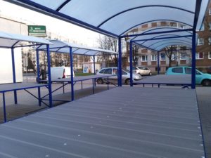 Read more about the article Zieleniak przy Lipowej nie do poznania. Wykonano m.in. estetyczne, zadaszone stoły. Ale są uwagi