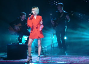 Read more about the article Trzy kreacje Anny Wyszkoni podczas koncertu w Kołobrzegu. Ładne? (zdjęcia)