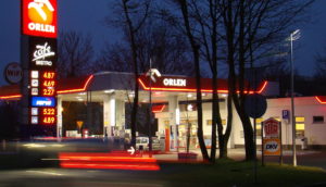 Read more about the article Zakaz handlu w niedzielę. Po buty i jaja na stację Orlen?