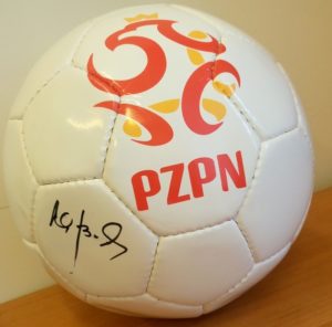 Read more about the article WOŚP licytacje: Piłki z autografami Krychowiaka, Engela i Bońka. Co jeszcze?