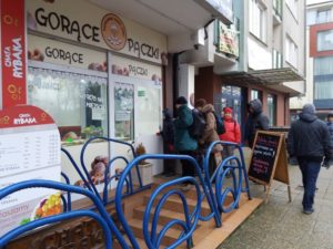 Read more about the article Stara Pączkarnia i Pączkarnia Babci Jańci. Skąd te kolejki?