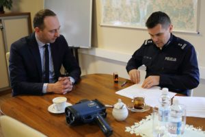 Read more about the article Kołobrzeska drogówka ma nowy radar – mierzy prędkość laserem, robi zdjęcia i filmy