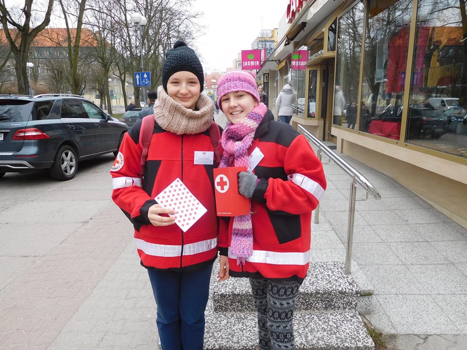 You are currently viewing Jutro i w piątek wypatruj wolontariuszy PCK. Będą zbierać pieniądze na paczki wielkanocne dla potrzebujących