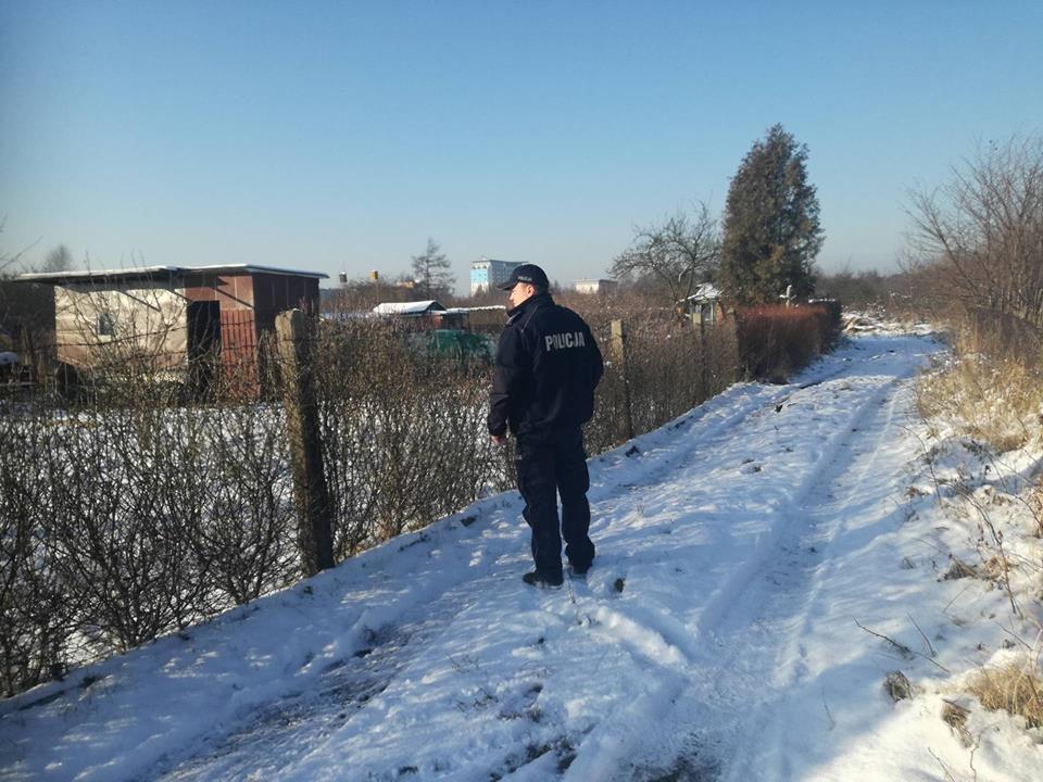 You are currently viewing W mrozy policjanci odwiedzili miejsca gdzie przebywają bezdomni. Namawiali do skorzystania z pomocy