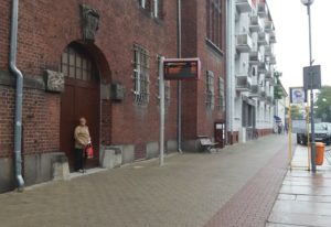 Read more about the article W końcu jest chętny na wymianę starych wiat przystankowych