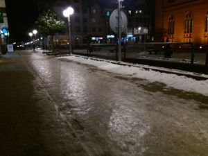 Read more about the article Kilka dni po pierwszych silniejszych mrozach wielu wciąż nie radzi sobie ze szklanką