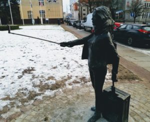 Read more about the article Turystka stoi w centrum miasta. Uchroni ją to przed wandalami?