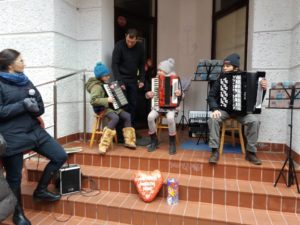 Read more about the article Muzykująca rodzina Mężyńskich z Kołobrzegu jedzie wspomóc Kaszubów w biciu rekordu