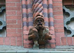 Read more about the article Zdążą z remontem zanim pospadają krasnale?