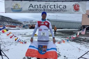 Read more about the article Gratulacje! Michał Nowicki przebiegł maraton w krainie wiecznego lodu i zdobył Koronę Maratonów Świata