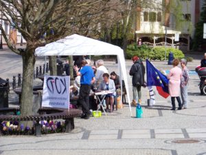 Read more about the article W niedzielę członkowie KOD-u rozdawali egzemplarze konstytucji. Będą kolejne akcje PiKOD