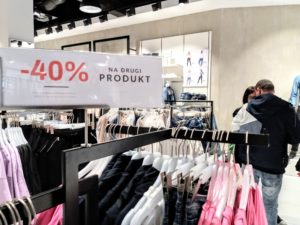 Read more about the article Mid season sale: sprawdzamy gdzie i o ile jest teraz taniej