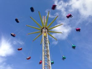 Read more about the article Kilkanaście osób utknęło ponad 10 metrów nad ziemią. Na dół sprowadzili ich strażacy