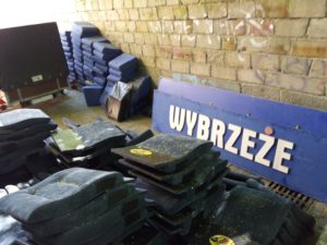 Read more about the article W kinie Wybrzeże trwa wymiana foteli